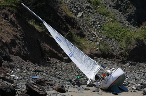 Seas were too rough and the boat too close to the rocks for rescuers to take the boat in tow © SW